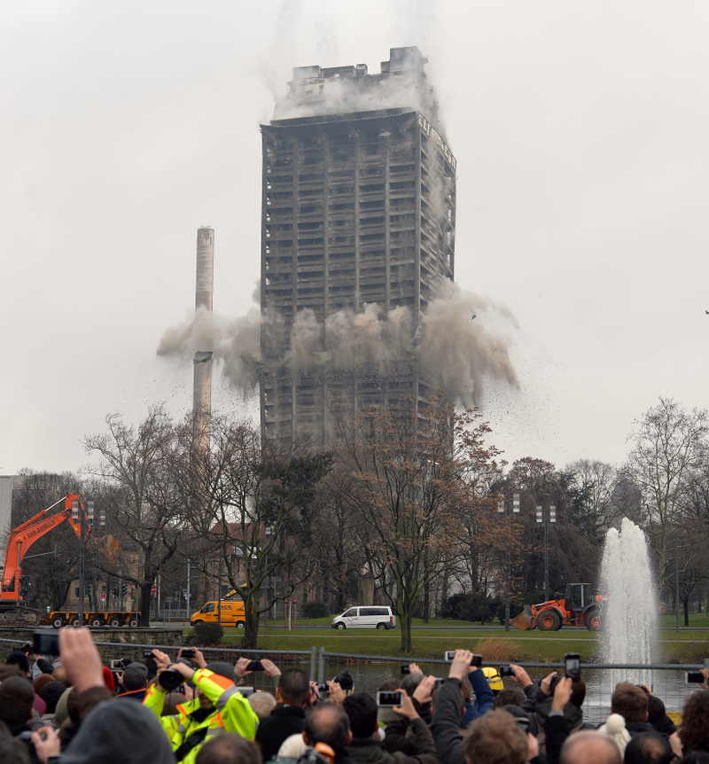 Illustration for article titled Behold One of the Biggest Controlled Skyscraper Implosions Ever